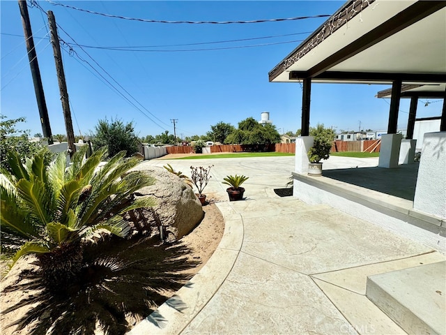 view of yard featuring a patio area