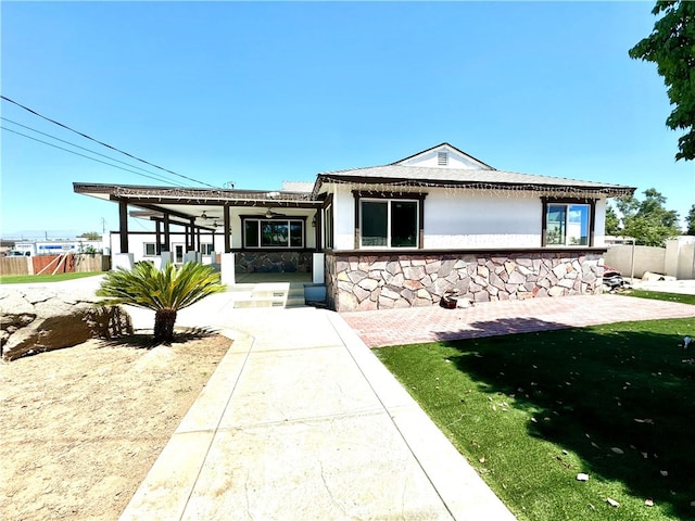 view of front of house featuring a front yard