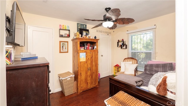 living area featuring dark hardwood / wood-style flooring and ceiling fan