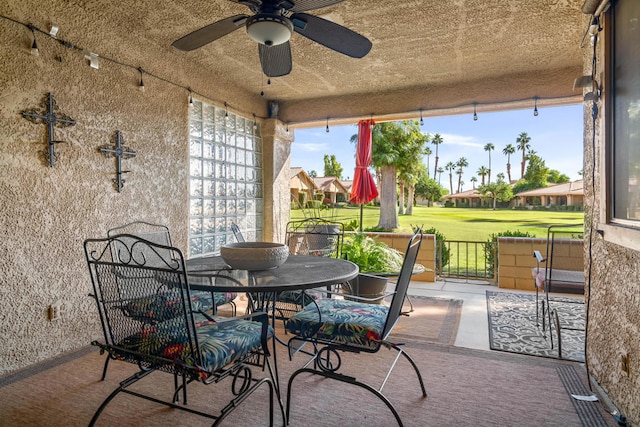 sunroom with ceiling fan