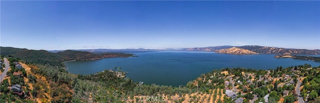 water view with a mountain view