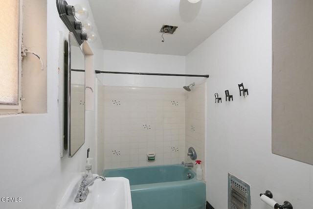 bathroom featuring tiled shower / bath