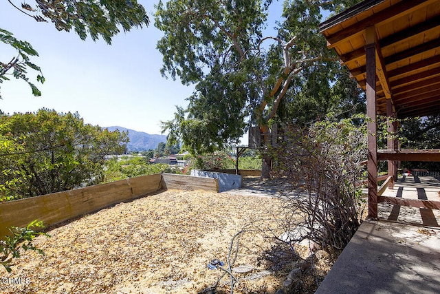 view of yard featuring a mountain view