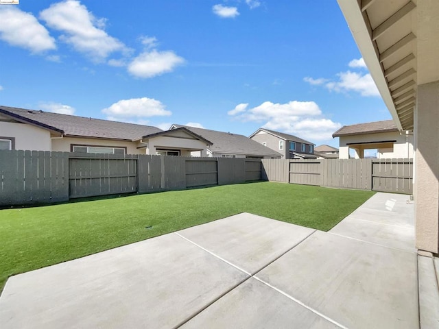 view of yard featuring a patio area