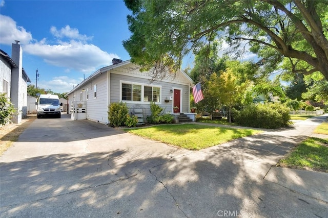 view of front of home featuring a front lawn and a garage