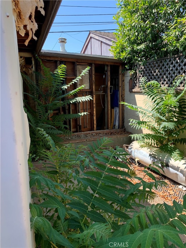 view of yard featuring a storage unit