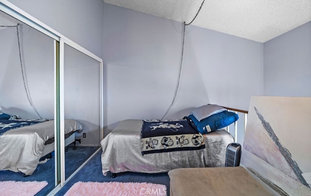 bedroom featuring a textured ceiling, lofted ceiling, carpet flooring, and a closet