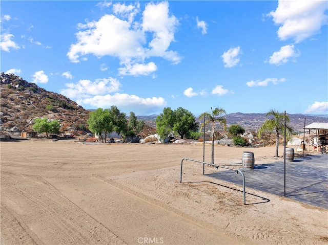 view of yard featuring a mountain view