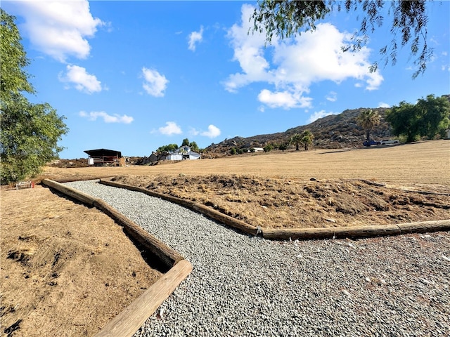 view of yard featuring a mountain view