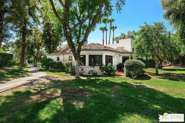 view of front of property featuring a front yard