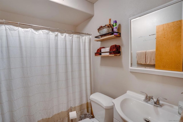 bathroom with a shower with curtain, toilet, and sink