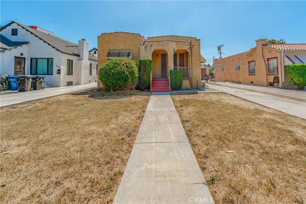 view of front of home with a front lawn