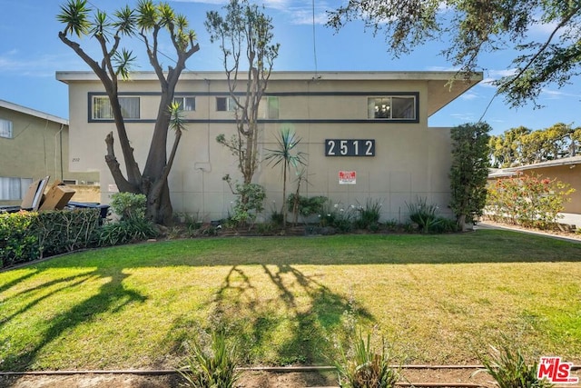 view of front of property featuring a front yard