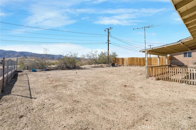 view of yard featuring a mountain view