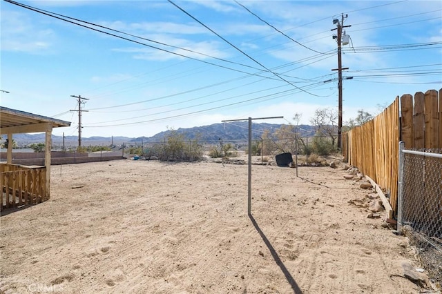 view of yard featuring a mountain view