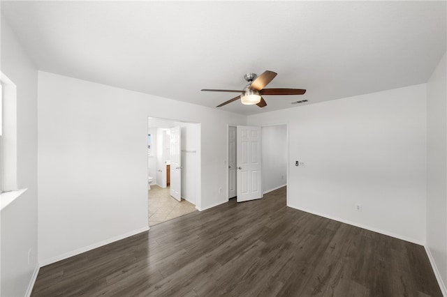 unfurnished room with dark hardwood / wood-style floors and ceiling fan