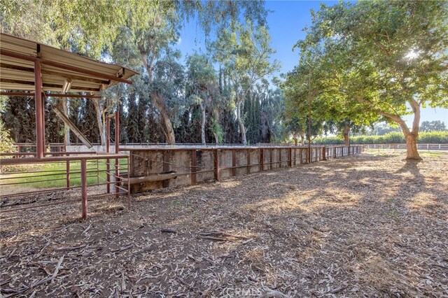 view of yard with an outdoor structure