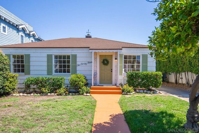 view of front of property with a front yard