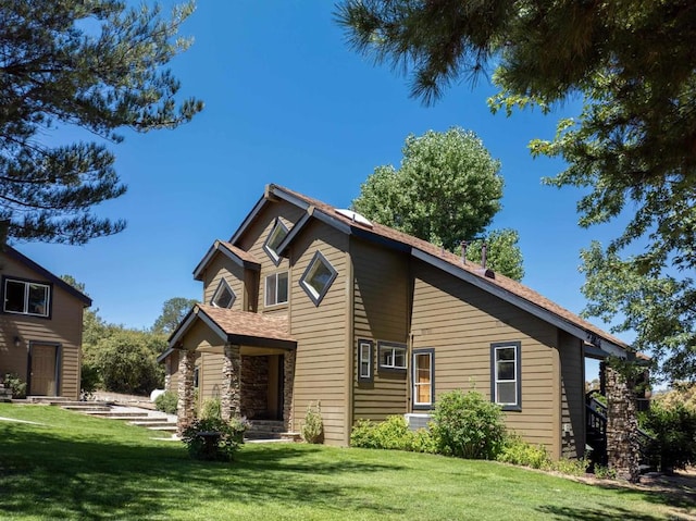 view of front facade featuring a front yard