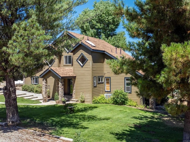 view of front of property with a front yard