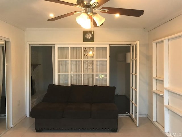 living area featuring crown molding and ceiling fan