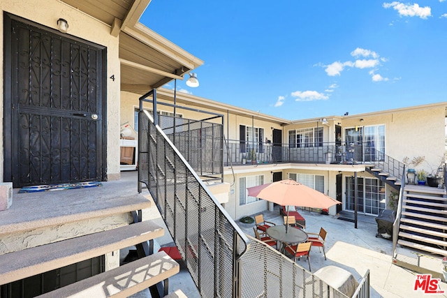 property entrance featuring a balcony