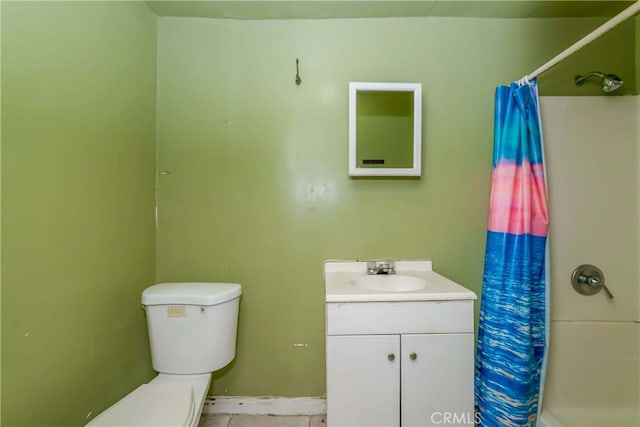 bathroom featuring a shower with curtain, vanity, and toilet