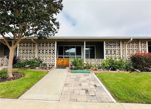 view of front of house with a front lawn