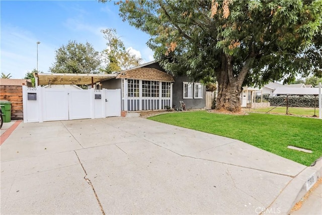 single story home with a front lawn