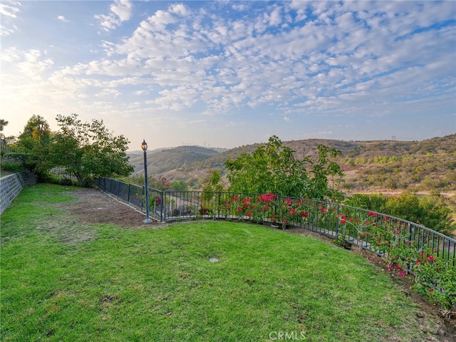 view of yard featuring a mountain view