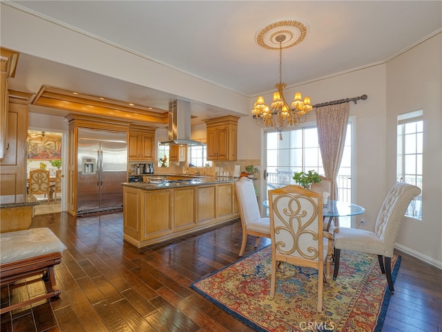 dining space with ornamental molding, a chandelier, dark hardwood / wood-style floors, and sink