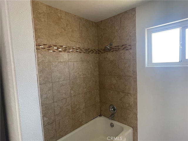 bathroom featuring tiled shower / bath