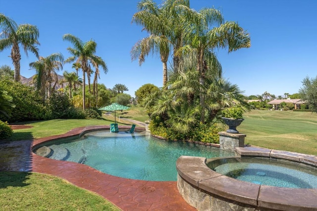 view of pool featuring a lawn and an in ground hot tub