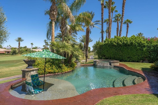 view of pool featuring an in ground hot tub and a yard