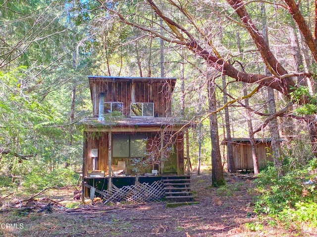 exterior space featuring an outbuilding