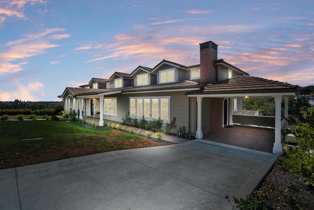 view of front of property featuring a yard