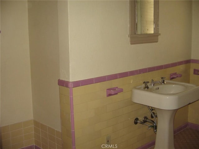 bathroom featuring tile walls