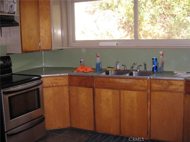 kitchen featuring electric stove, sink, dark tile patterned floors, and range hood