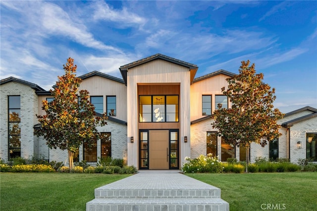 view of front of property featuring a front lawn