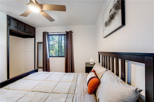 bedroom with ceiling fan