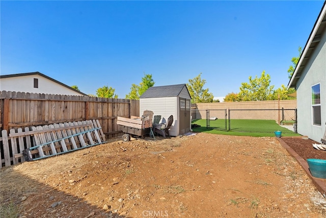 view of yard featuring a shed