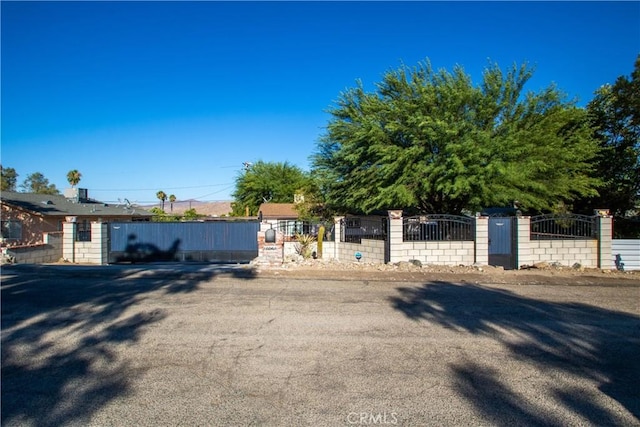 view of front of property with a fenced front yard