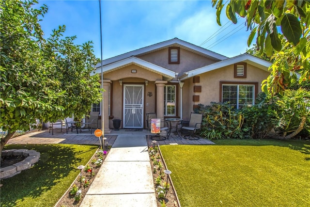 view of front of house featuring a patio and a front yard