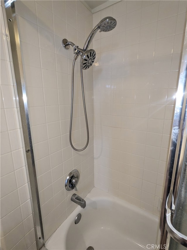 bathroom with tiled shower / bath