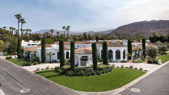 view of front of home featuring a mountain view and a front yard