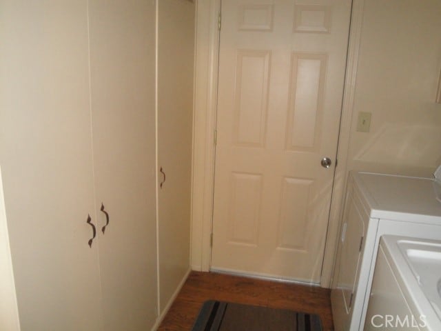 laundry room featuring dark wood-type flooring and independent washer and dryer