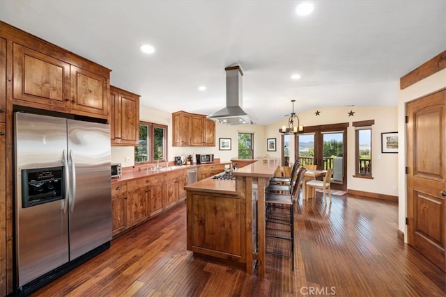 kitchen with a breakfast bar, stainless steel fridge with ice dispenser, lofted ceiling, island exhaust hood, and a center island with sink