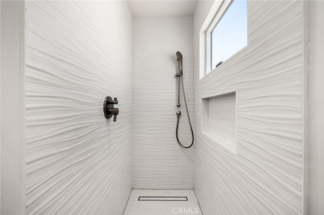 bathroom featuring a tile shower