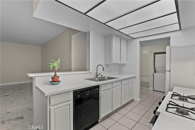 kitchen featuring sink, kitchen peninsula, white appliances, white cabinets, and stacked washer and clothes dryer