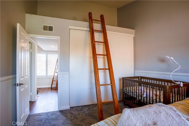 bedroom featuring carpet flooring and a closet